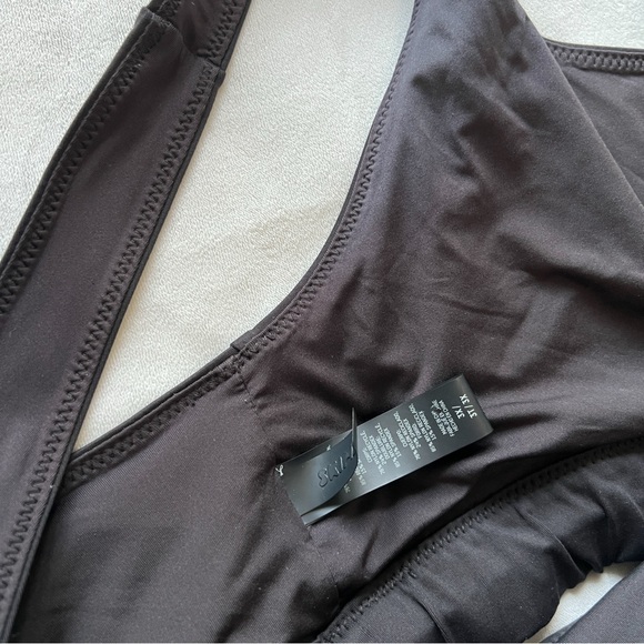 SKIMS Black Scoop Neck Bra - Picture 3 of 3